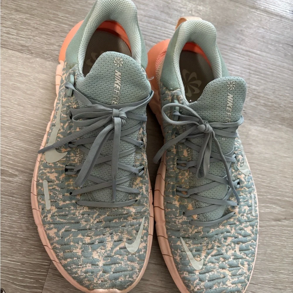 Nike Free Run - Light Blue and Coral - Picture 1 of 5